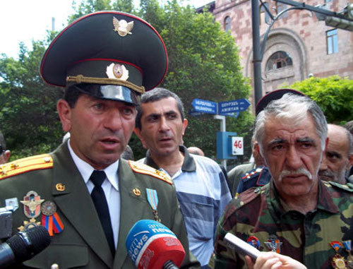 Veterans of the Karabakh War are holding the sitting picket in Liberty Square in Yerevan. The first from the left side is Volodya Avetisyan. Photo from http://www.epress.am Veterans of the Karabakh War are holding the sitting picket in Liberty Square in Yerevan. The first from the left side is Volodya Avetisyan. Photo from http://www.epress.am