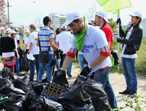 Participants of the action "Bloggers against Garbage". Makhachkala, September 14, 2013. Photo by Renata Omarova for the "Caucasian Knot"