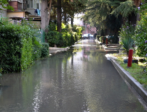 Flooded street in Sochi. September 13, 2013. Photo by Svetlana Kravchenko for the "Caucasian Knot"