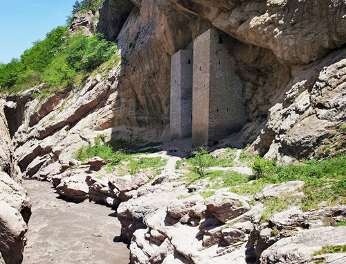 The Argun river and medieval rock towers. The village of Ushkaloy, Itum-Kalin District. October 2013. Photo by Magomed Magomedov for the "Caucasian Knot"