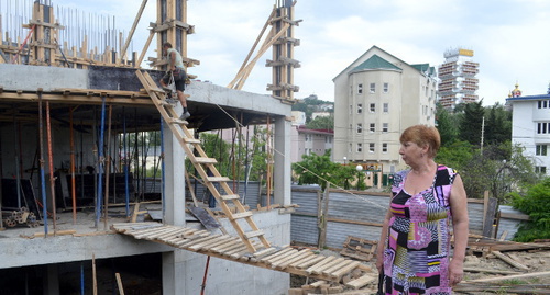 Nina Dubovaya in her land plot located in No. 32 in Poltavskaya Street filled up with the debris from the construction works of a  high-rise building in the neighborhood. Sochi, May 31, 2014. Photo by Svetlana Kravchenko for the "Caucasian Knot"