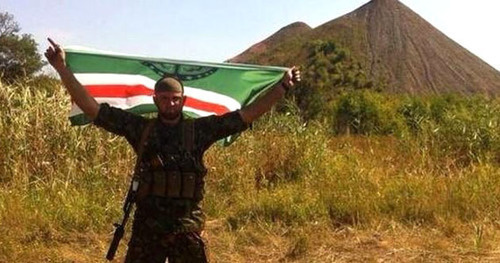 Chechen voluteer with Ichkeria flag in his hands. Photo: http://timer.od.ua/statji/volch_e_znamya_nad_donbassom_832.html