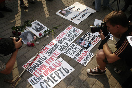 Moscow, Novopushkinskiy Mini-Park, July 16, 2009. Rally in memory of assassinated human rights advocate Natalia Estemirova. Journalists removing the placards with slogans against Russian policy in the territory of Caucasus. Photo by the "Caucasian Knot"