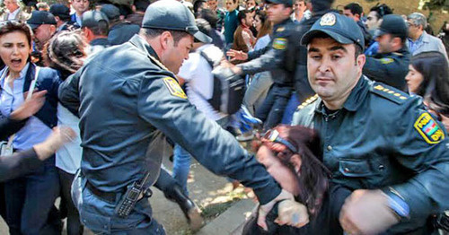 Detention of the activists by the policemen. Baku, May 6, 2014. Photo by Aziz Karimov for the "Caucasian Knot"