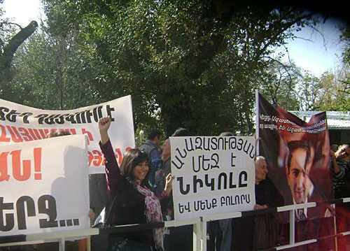 Picket of Erevan community "Shengavit" next to the court of general jurisdiction house, during the trial concerning opposition activist, the "Armenian time" chief editor Nikolay Pashinyan. Erevan, October 21, 2009. Photo by the "Caucasian Knot"