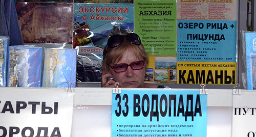 A seller in the excursion stand, Sochi, June 1, 2015. Photo by Svetlana Kravchenko for the "Caucasian Knot"