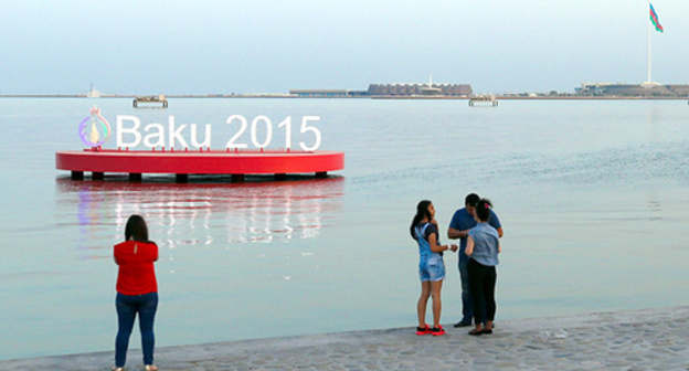 Inscription in the shore of the Caspian sea "Baku 2015". Photo by Aziz Karimov for the "Caucasian Knot"