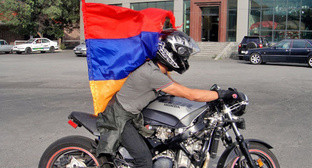 Participant of a motor rally against increase of electricity tariffs, Yerevan, June 24, 2015. Photo by Inessa Sargsyan for the ‘Caucasian Knot’. 