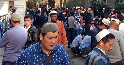 Believers at the feast's prayer on the occasion of the end of the Ramadan near the Old Mosque of Moscow on Bolshaya Tatarskaya Street. July 16, 2015. Photo by Said Saparov for the "Caucasian Knot"