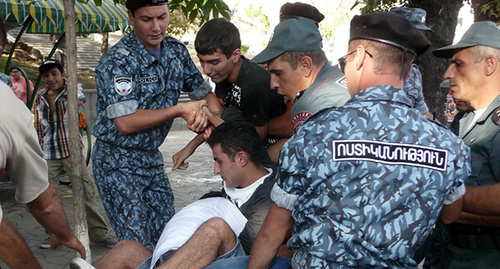 Policemen take protesters away, September 1, 2015. Photo by Armine Martirosyan for the ‘Caucasian Knot’. 