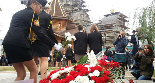 Laying of flowers, Photo: Mumin Shakirov, http://www.svoboda.org/media/photogallery/26565003.html