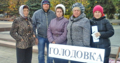 The participants of the hunger strike in front of the government building of KChR. To the right: Tatyana Lagutenko, Boris Polovin, Yelena Polovina, Alla Rusakova, Leyla Arkelova. November 3, 2015. Photo by Asya Kapaeva for the "Caucasian Knot"