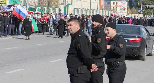 The law enforcers are keeping order in Grozny. November 4, 2015. Photo by Magomed Magomedov for the "Caucasian Knot"