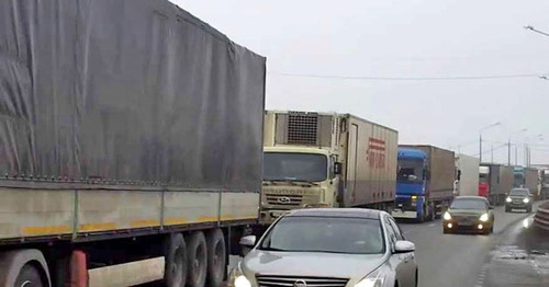 Heave trucks at federal highway M-4 ‘Don’. Screenshot from video posted by user Mr.Freez, https://www.youtube.com/watch?v=3Lfq_mucsbI