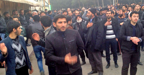 Residents Nardaran village go out on a spontaneous protest, November 26, 2015. Photo by Parvana Bairamova for the ‘Caucasian Knot’. 