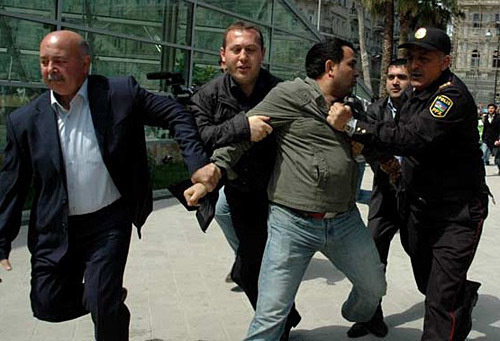 Dispersal of non-sanctioned picket of the "Freedom" Block in front of the Icheri-Shekher metro station near Baku Mayor's Office, April 26, 2010. Photo by the "Caucasian Knot"