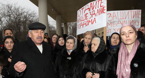 Rally at the perinatal centre in Khasavyurt. Photo: Ruslan Aliberov, http://chernovik.net/content/foto-bez-kommentariev/7-yanvarya-v-hasavyurte-u-zdaniya-nedavno-otkryvshegosya?page=0%2C0%2C156