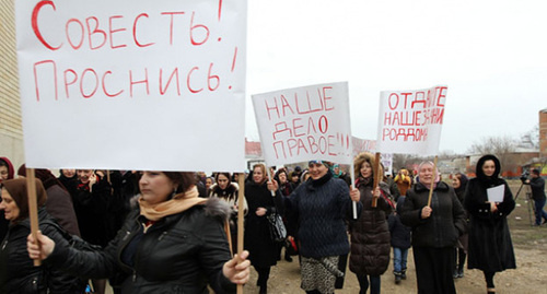 Mass rally at the perinatal centre in Khasavyurt, February 3, 2016. Photo: http://chernovik.net/content/foto-bez-kommentariev/7-yanvarya-v-hasavyurte-u-zdaniya-nedavno-otkryvshegosya?page=0%2C0%2C156