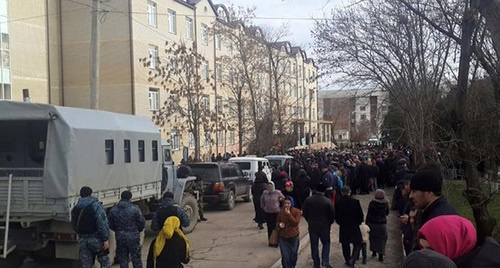 Rally at the perinatal centre in Khasavyurt. Photo: http://www.riadagestan.ru/news/incidents/
