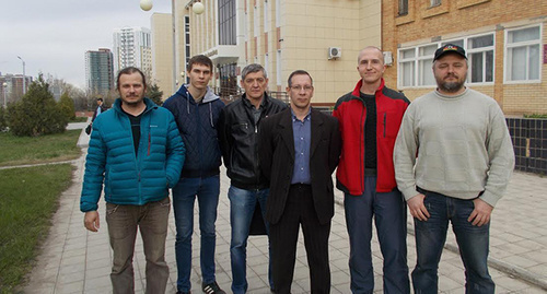 Mikhail Alaev, Ilya Muromov, Igor Stenin, Dmitry Altufyev, Kirill Fabritsiev, Anatoliy Boltykhov near the Soviet District Court 07.04.2016 (1). Photo by Yelena Grebenyuk for the "Caucasian Knot"