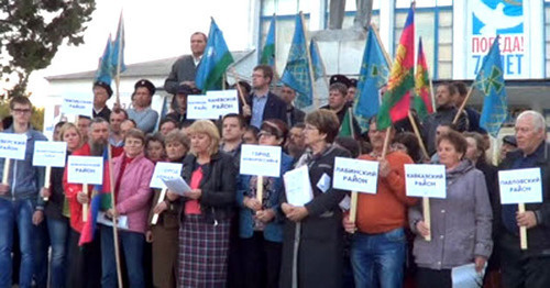 Kuban farmers film video to inform Vladimir Putin about raider attacks on their land plots, April 11, 2016. Photo: screenshot of the ‘Caucasian Knot’ video. 