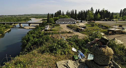 Border guard at the Georgian-Abkhazian border. Photo: © Sputnik/ Mikhail Mordasov, http://sputnik-georgia.ru/incidents/20160522/231788973.html