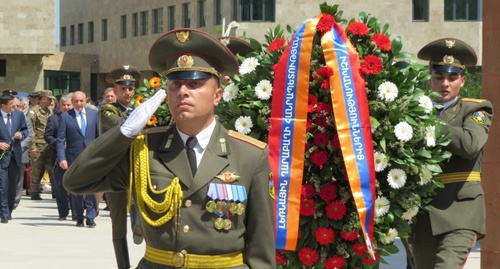 Laying flowers at the Memorial complex to the monument to victims of the Karabakh war. Stepanakert, June 29, 2016. Photo by Alvard Grigoryan for the "Caucasian Knot"