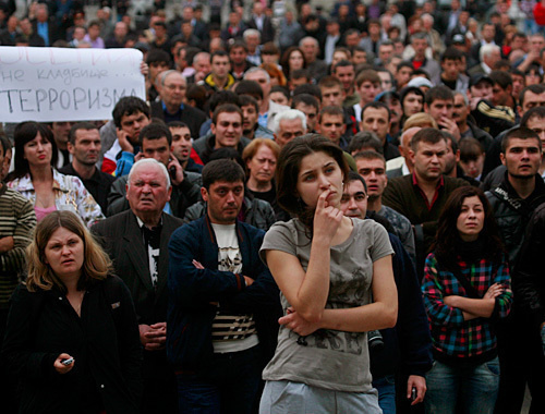 Non-sanctioned antiterror action in front of the House of Government of North Ossetia. Poster: "Ossetia in cemetery of terrorism". Vladikavkaz, September 15, 2010. Vladimir Mukagov for the "Caucasian Knot"