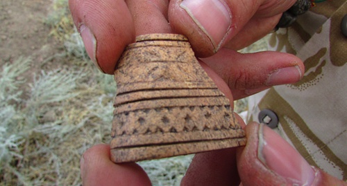 A fragment of an ornamented bone quiver found during the archaeological diggings. Photo by Vyacheslav Yaschenko for the "Caucasian Knot"