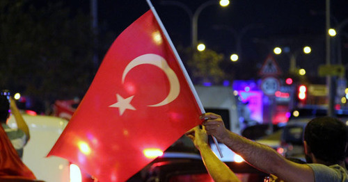 Flag of Turkey in the hands of participants of the action in support of Erdogan, Istanbul, July 17, 2016. Photo by Magomed Tuayev for the ‘Caucasian Knot’. 