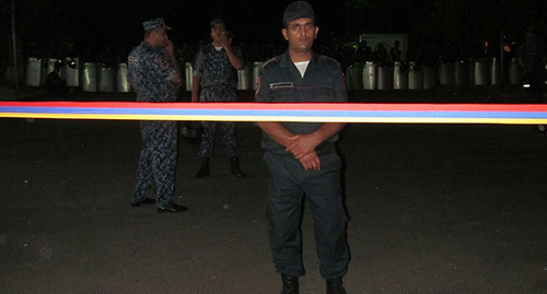 Policeman stands behind security cordon. Photo by Tigran Petrosyan for the ‘Caucasian Knot’. 