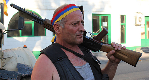 One of the rebels who seized the building of the patrol-and-post service police regiment. Photo by Tigran Petrosyan for the "Caucasian Knot"