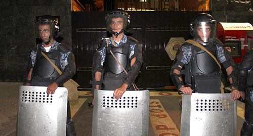 The police officers in Yerevan on the night on 27.07.2016. Photo by Tigran Petrosyan for the "Caucasian Knot"