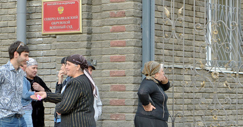 At the gates of Northern Caucasus District Military Court in Rostov-on-Don. Photo by Oleg Pchelov for the ‘Caucasian Knot’. 