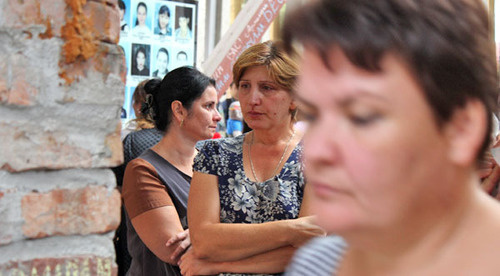 In the gym at Beslan school No. 1 during the collective grieving. Photo by Emma Marzoeva for the "Caucasian Knot"