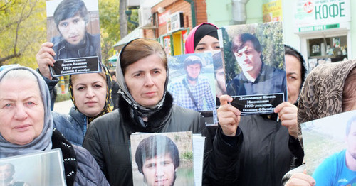 Mothers of missing Dagestanis at the protest action. Makhachkala, November 14, 2016. Photo by Patimat Makhmudova for the "Caucasian Knot"