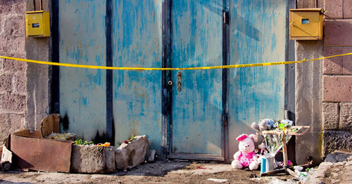 Toys and candles near the gate of the Avetisyan family's house. Gyumri, January 20, 2015. Photo by Narek Tumasyan for the "Caucasian Knot"