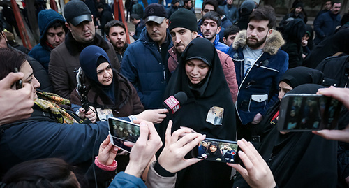 The political prisoner Abbas Husseyn's sister speaks in front of the press. Photo by Aziz Karimov for the "Caucasian Knot"