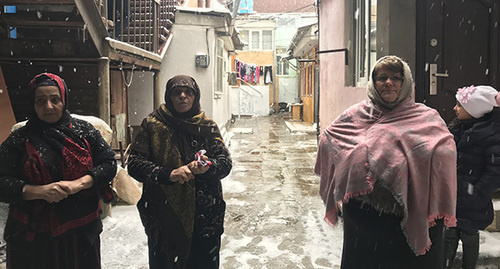 The tenants of the house No. 38 in Buynakskaya Street, Derbent. Photo by Patimat Makhmudova for the "Caucasian Knot"