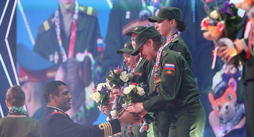 President of CISM Federation hands out medals to Russian athletes. Photo from official CISM twitter account, twitter.com/cismsochi2017