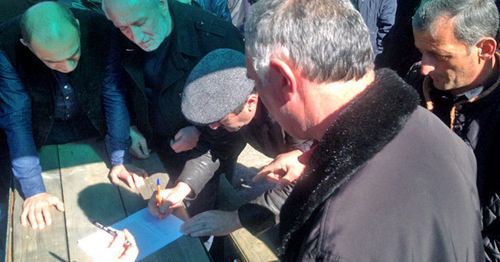 Veterans sign appeal to the General Prosecutor of Abkhazia, Gumista, February 28, 2017. Photo by Dmitry Stateinov for the 'Caucasian Knot'. 