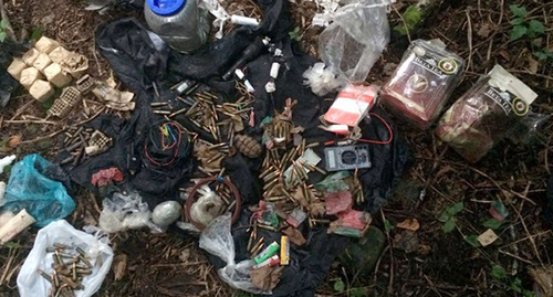 A dugout with ammunition. Photo http://nac.gov.ru/kontrterroristicheskie-operacii/v-dagestane-neytralizovan-glavar-bandy.html