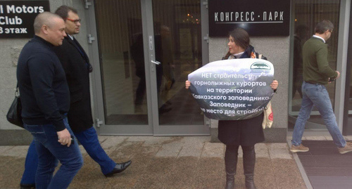 Sofia Rusova near the entrance to the (former) hotel "Ukraina", Kutuzovsky Avenue 12/1, before the international forum. Photo by Atsamaz Khadikov