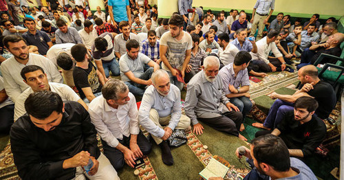 Believers inside the “Gadji Djavad” mosque. Photo by Aziz Karimov for the ‘Caucasian Knot’. 