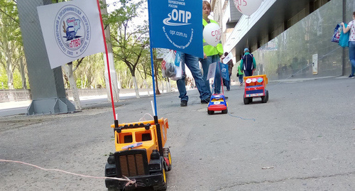 A symbolic motor rally of toy trucks held in Volgograd on May 1, 2017. Photo by Tatyana Filimonova for "Caucasian Knot"