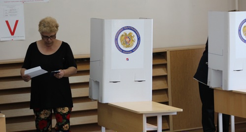 Voting at a polling station in Yerevan, May 14, 2017. Photo by Tigran Petrosyan for the 'Caucasian Knot'. 