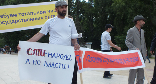 The participants of an anticorruption rally in Makhachkala. Photo by Patimat Makhmudova for "Caucasian Knot"