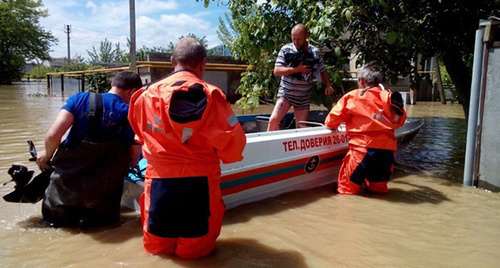 Firefighters and rescue workers in Karachaevo-Cherkessia are helping the residents of the Stavropol Territory. Photo http://www.mchsmedia.ru/news/item/6542929/