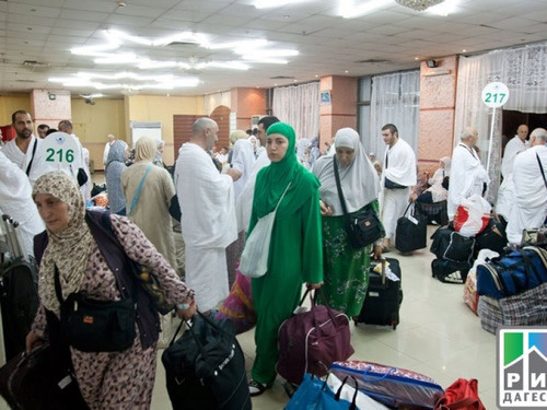 Pilgrims in the airport. Photo: http://www.riadagestan.ru/mobile/news/society/bolshaya_chast_palomnikov_v_dagestane_otpravilas_v_khadzh/