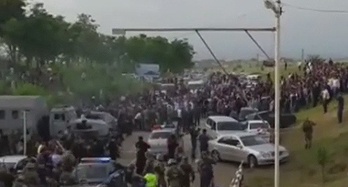 Сonflict in the village of Leninaul. Photo: screenshot of a video hasavyrt_today https://www.instagram.com/p/BWQQW7VljSg/"